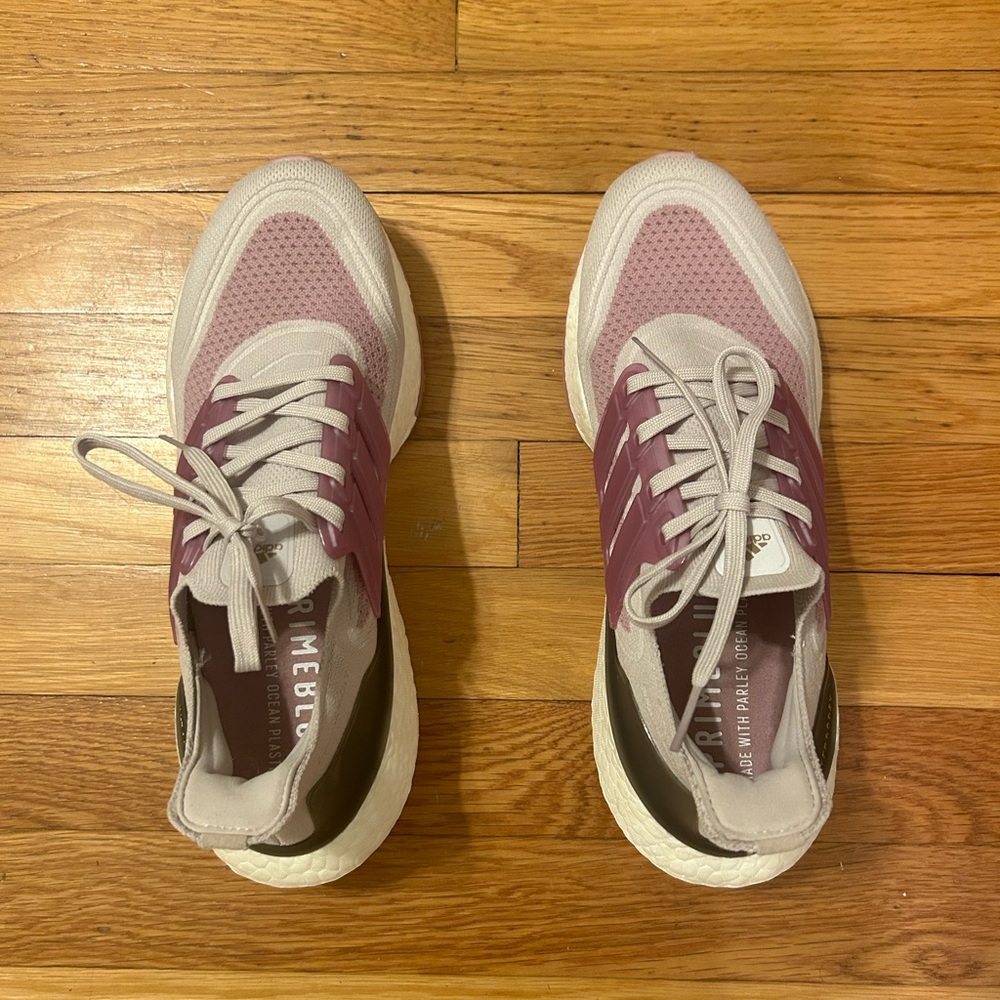 Like new Adidas Ultraboost Women Size 9
